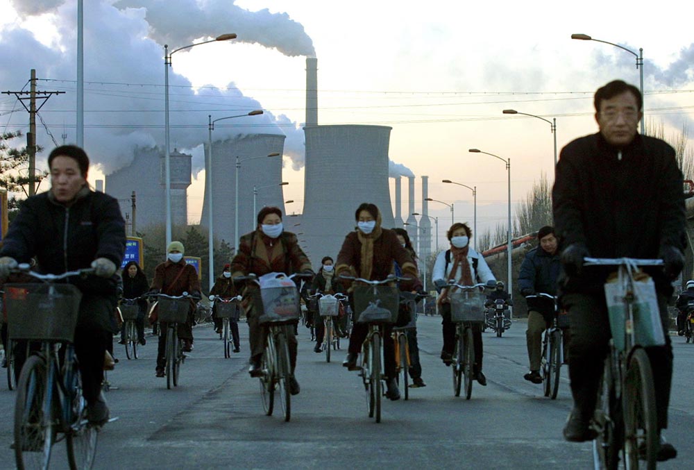 China - Bicyclists with face masks